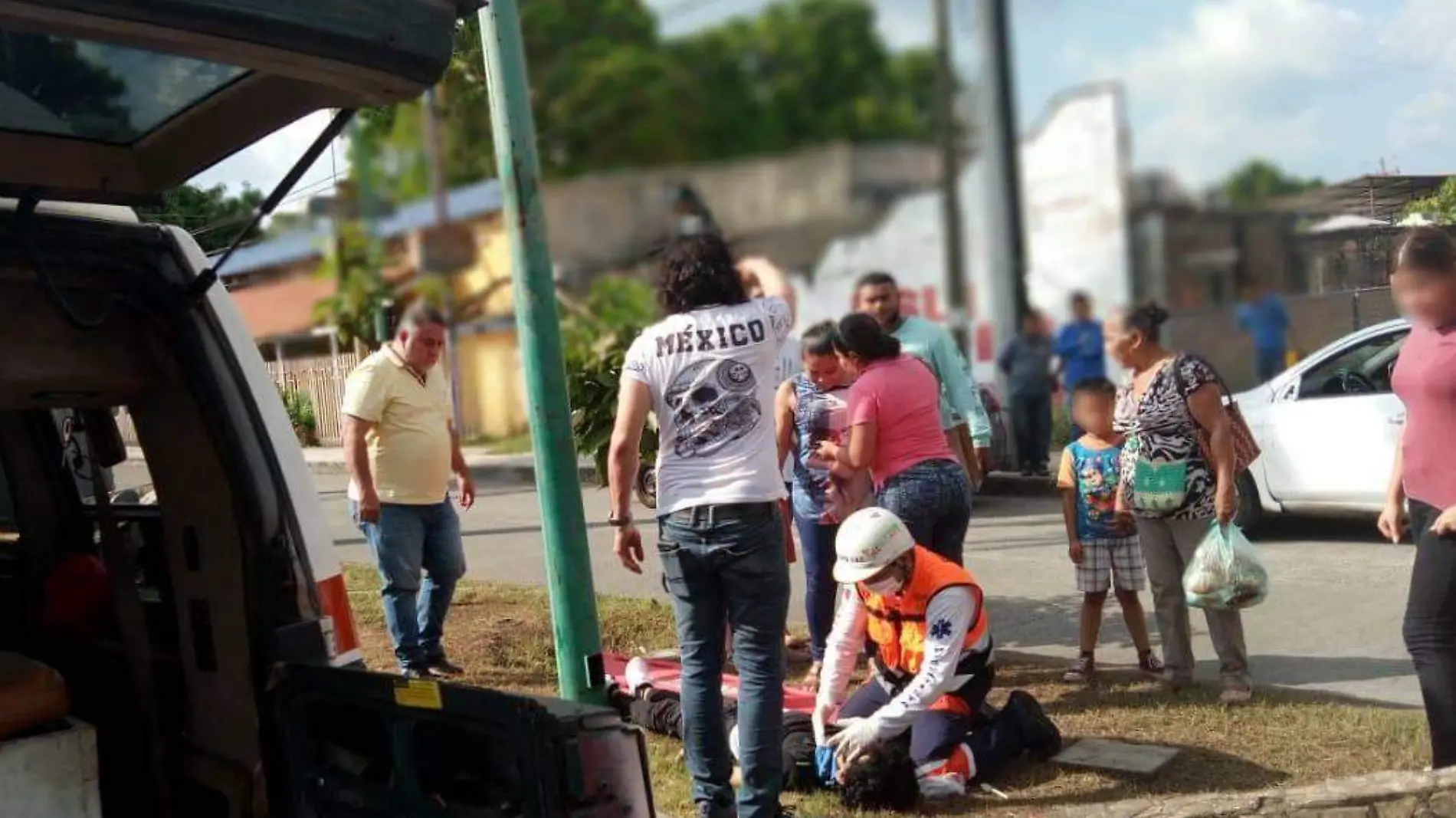 paramédicos atendiendo a lesionado